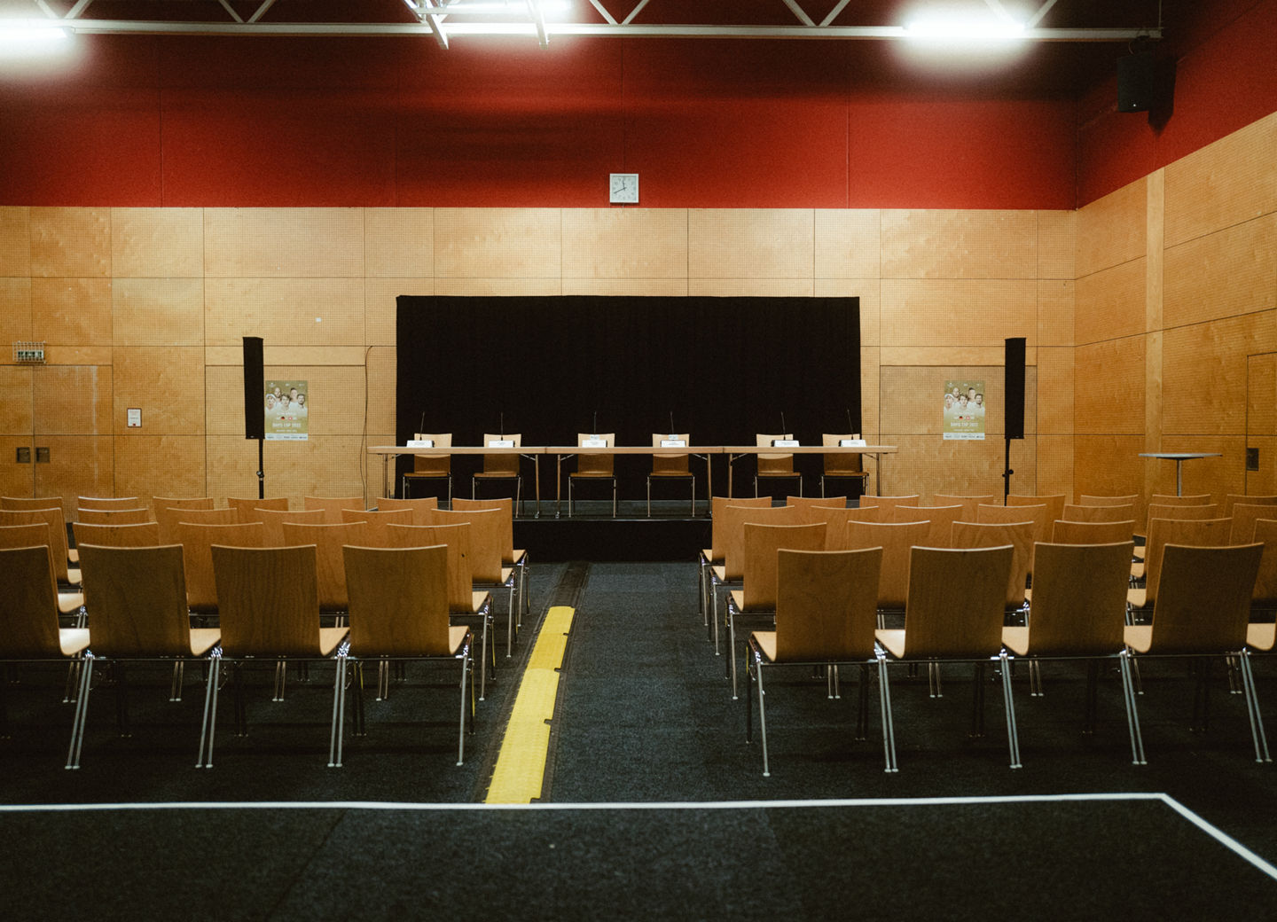 Deutsche Spieler gucken auf ein Handy