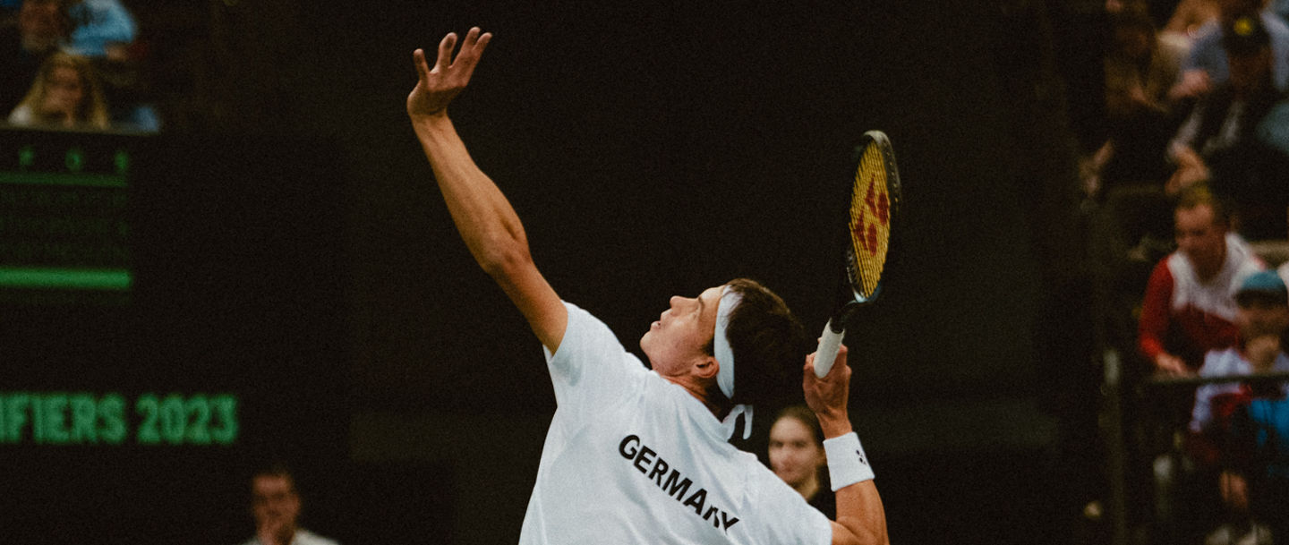 Daniel Altmaier macht einen Aufschlag beim Davis Cup in Trier 2023.