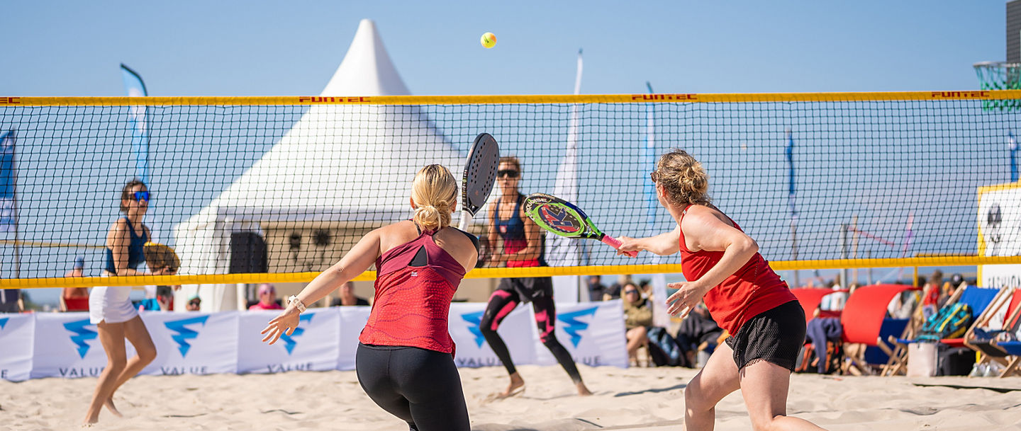 Volley Duell zwischen den zwei Deutschen Sarah Bolsmann & Ria Dörnemann und zwei Litauerinnen