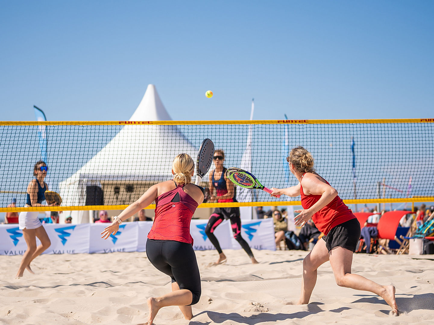 Volley Duell zwischen den zwei Deutschen Sarah Bolsmann & Ria Dörnemann und zwei Litauerinnen