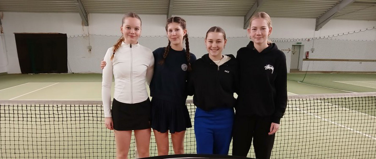 U18 w Hauptrunde Johanna als Siegerin links, Sophie, die Dritten Rita und Hilda