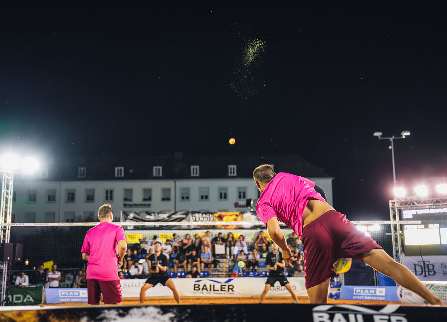 Aufschlag beim Beach Tennis