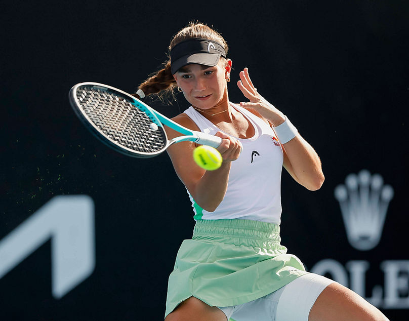 Julia Stusek spielt eine Vorhand