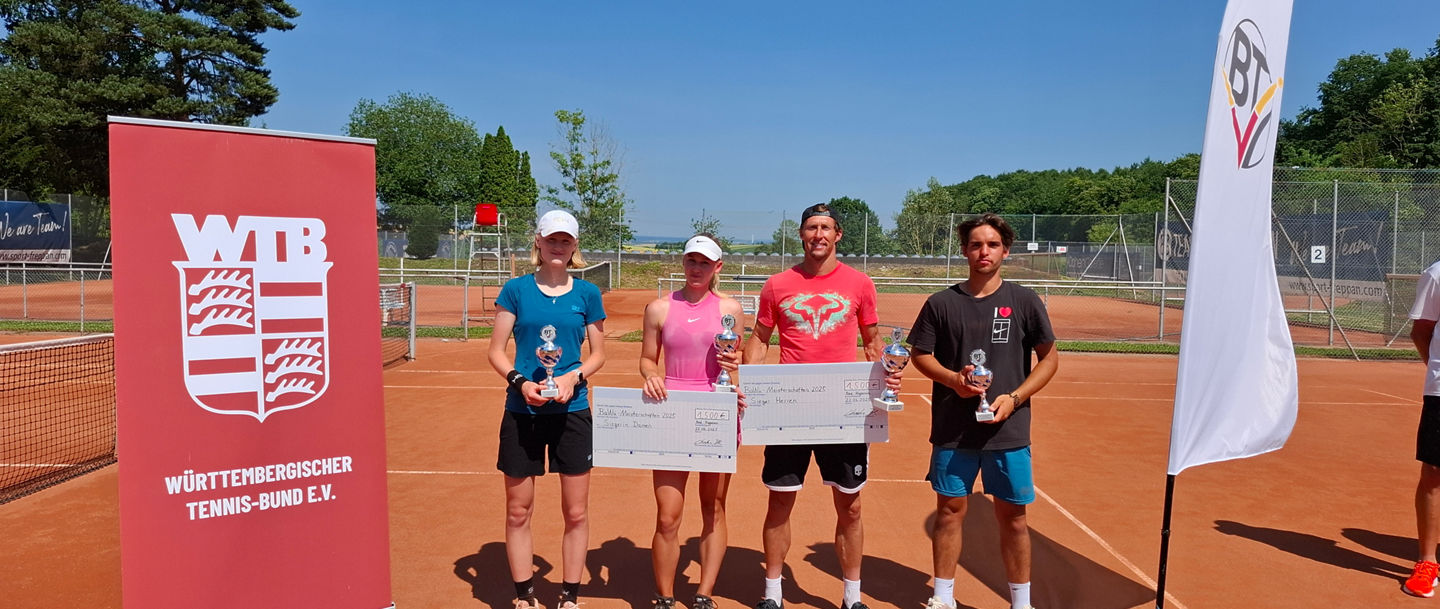 Vier Spieler stehen bei der Siegerehrung auf dem Platz 