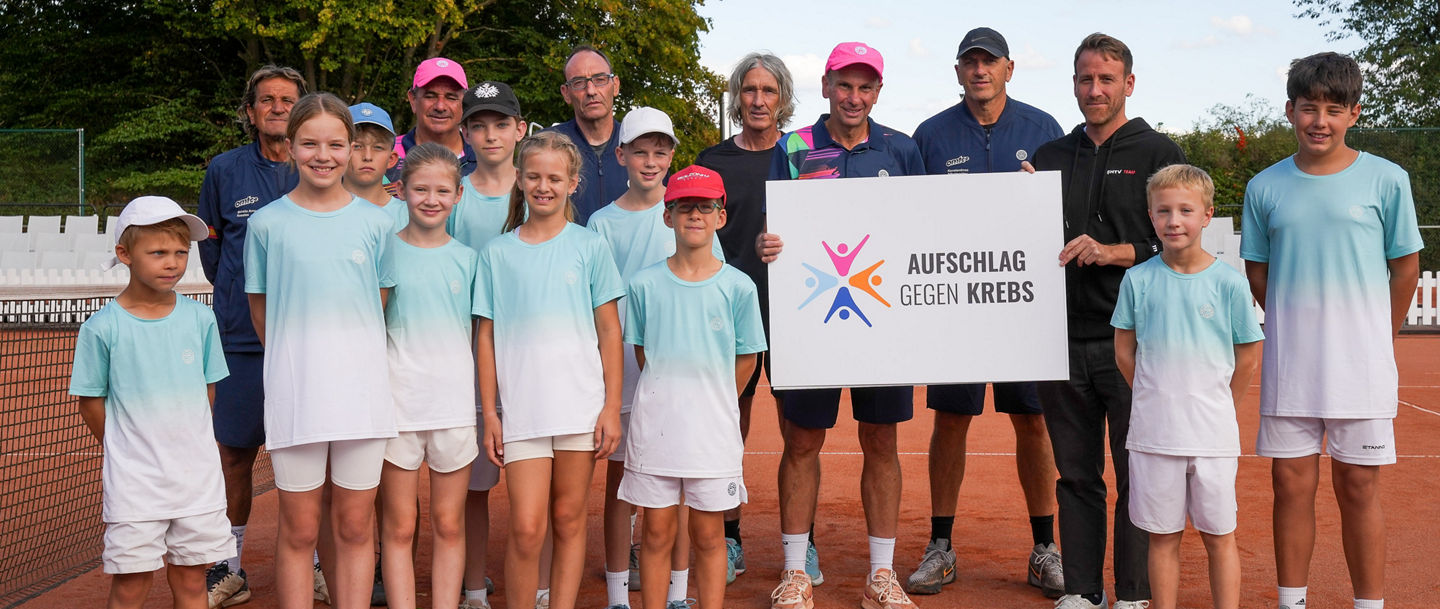 Benjamin Merkel (HTV Vize-Präsident & Leiter des Ressorts Marketing & Öffentlichkeitsarbeit) mit George Pascal präsentieren das neue Logo, Deutsche Tennis Mannschaftsmeisterschaft 2025 Herren 60, Ober-Mörlen, Ober-Mörler TC, 06.09.25