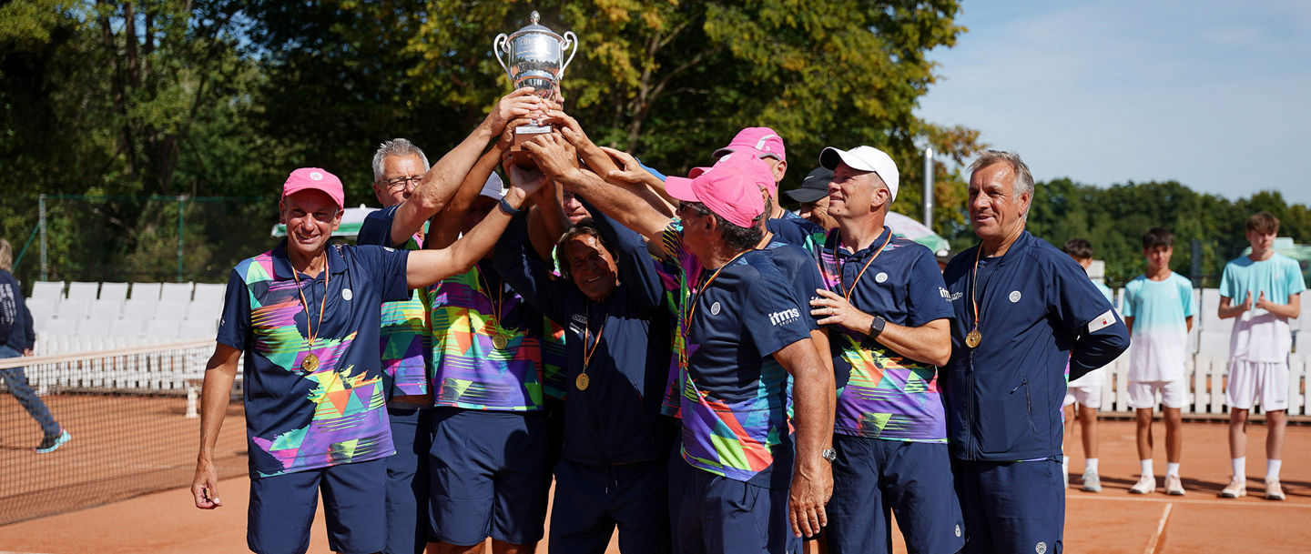 Der Ober-Mörler TC präsentiert den Pokal, Deutsche Tennis Mannschaftsmeisterschaft 2025 Herren 60, Ober-Mörlen, Ober-Mörler TC, 07.09.25
