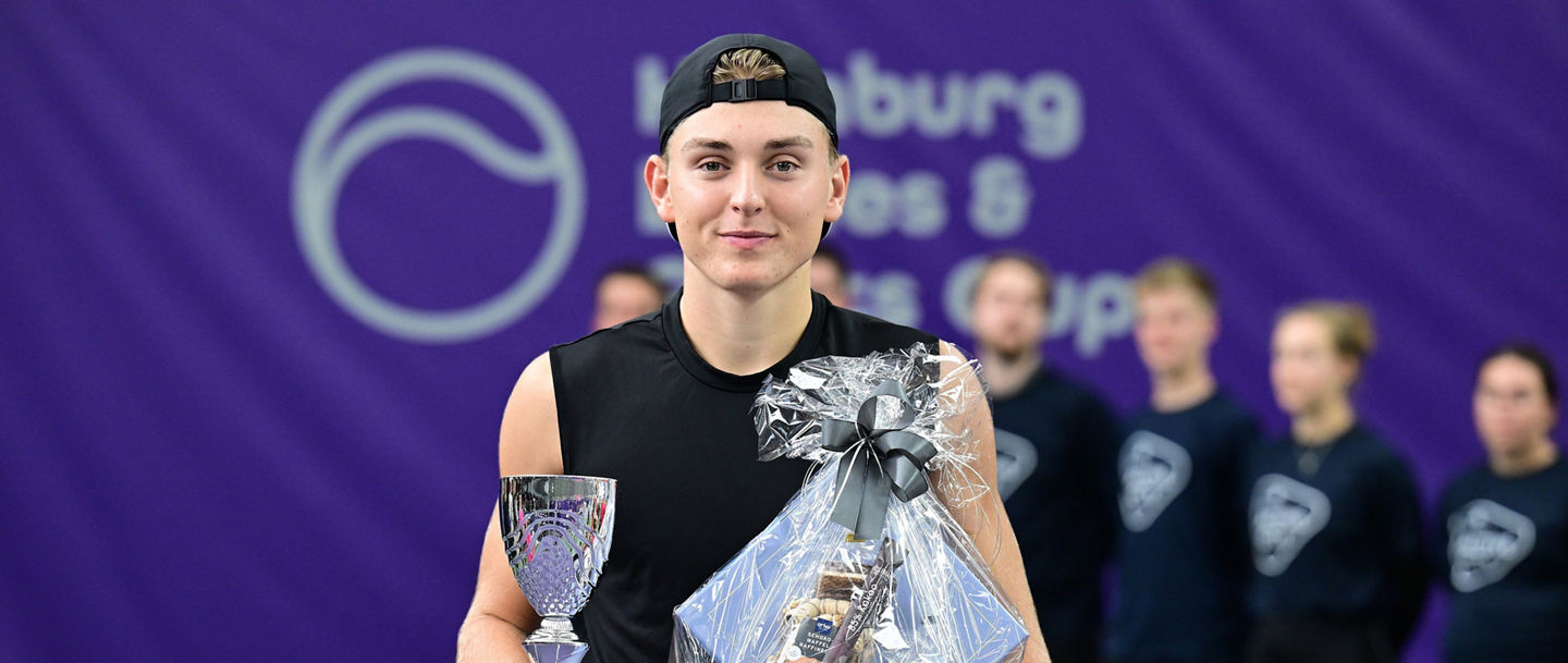 Justin Engel mit der ersten Challenger-Trophäe seiner Laufbahn