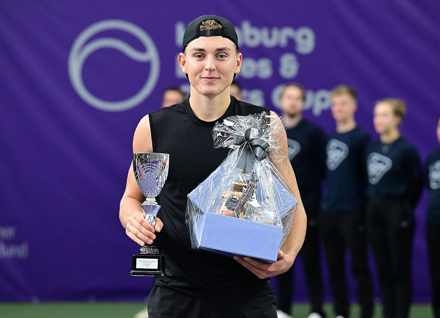 Justin Engel mit der ersten Challenger-Trophäe seiner Laufbahn