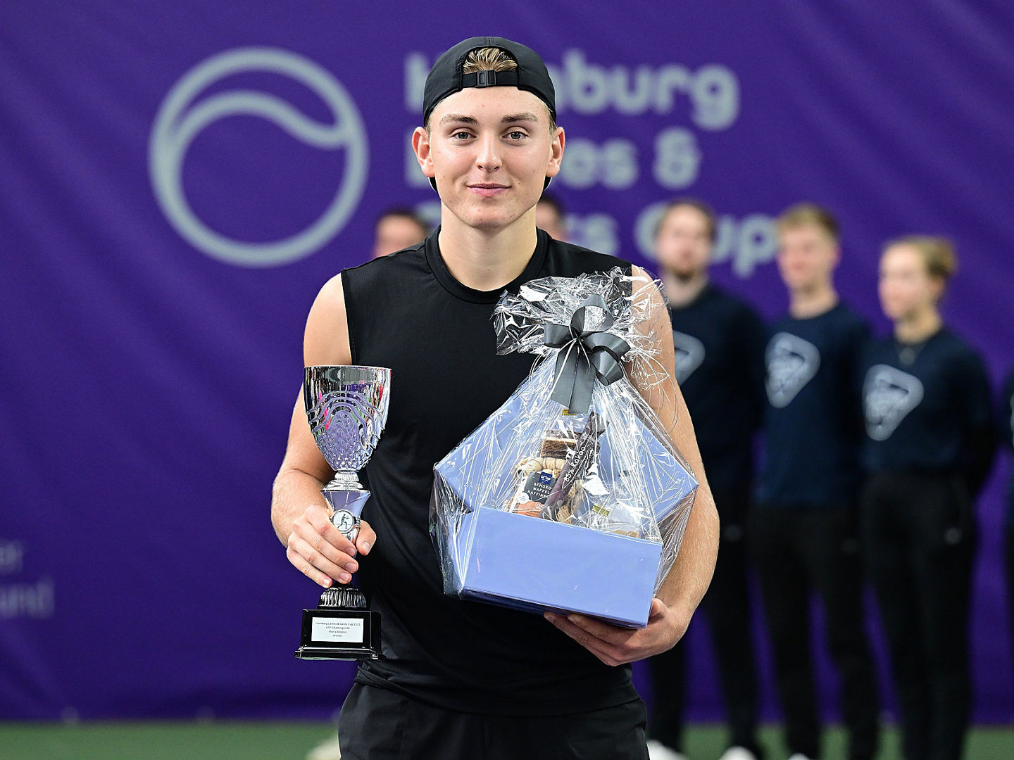 Justin Engel mit der ersten Challenger-Trophäe seiner Laufbahn