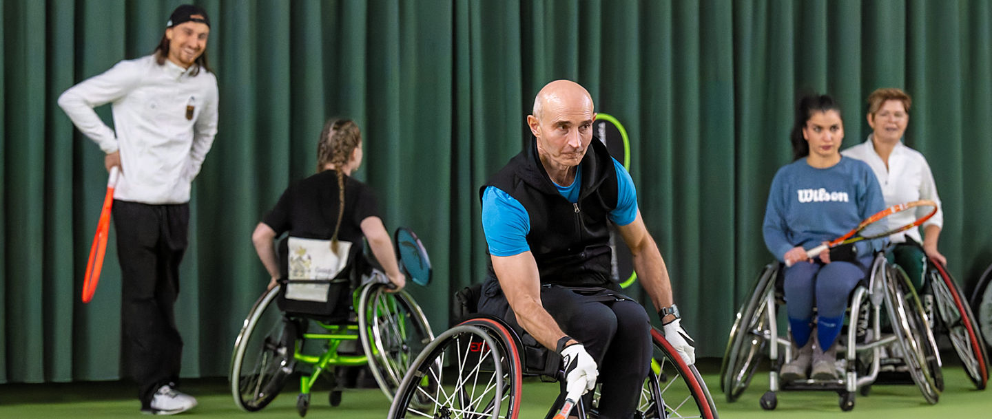 Seit zwei Jahren spielt Alex Rollstuhltennis