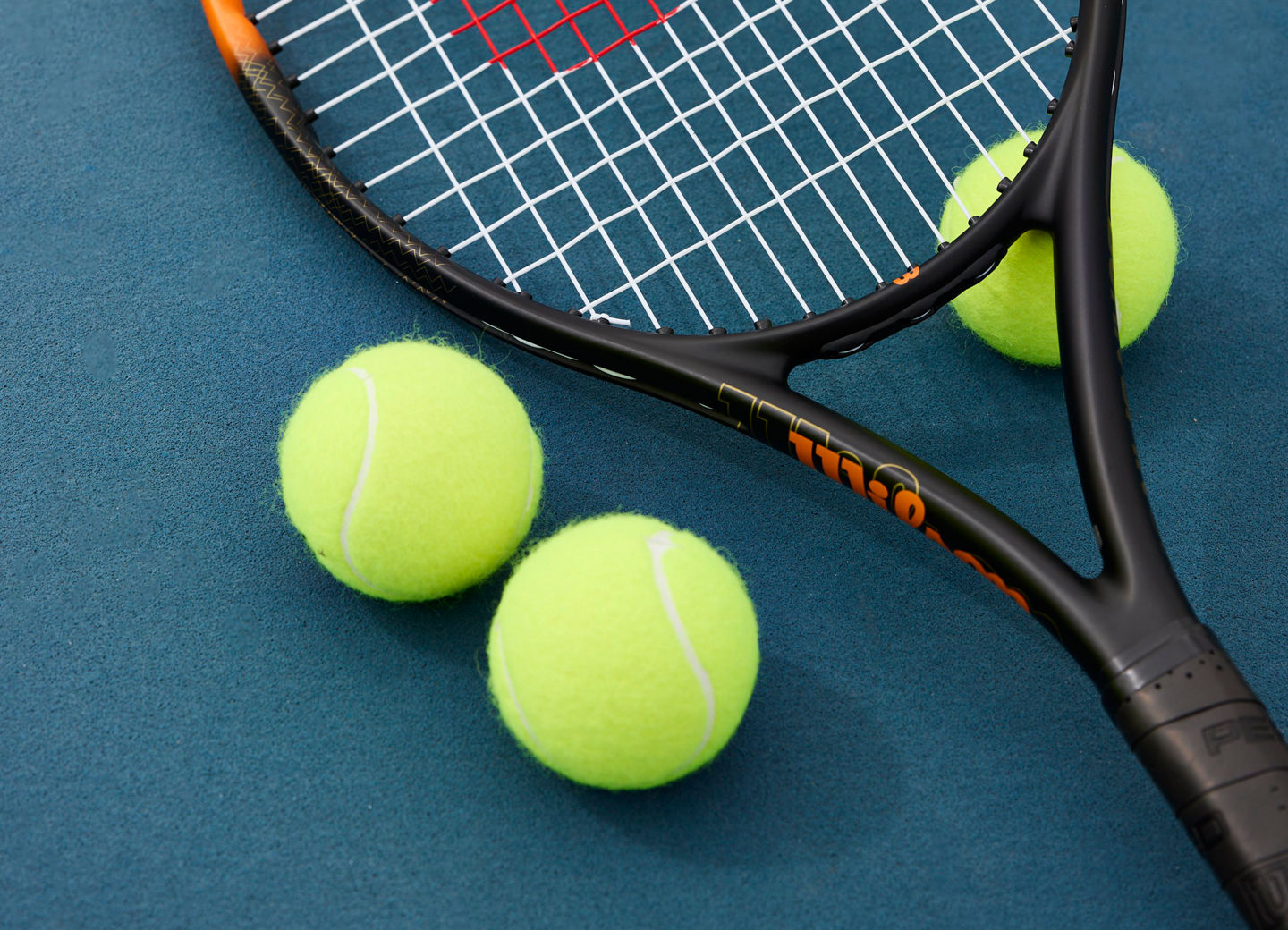 Tennisschläger mit Bällen