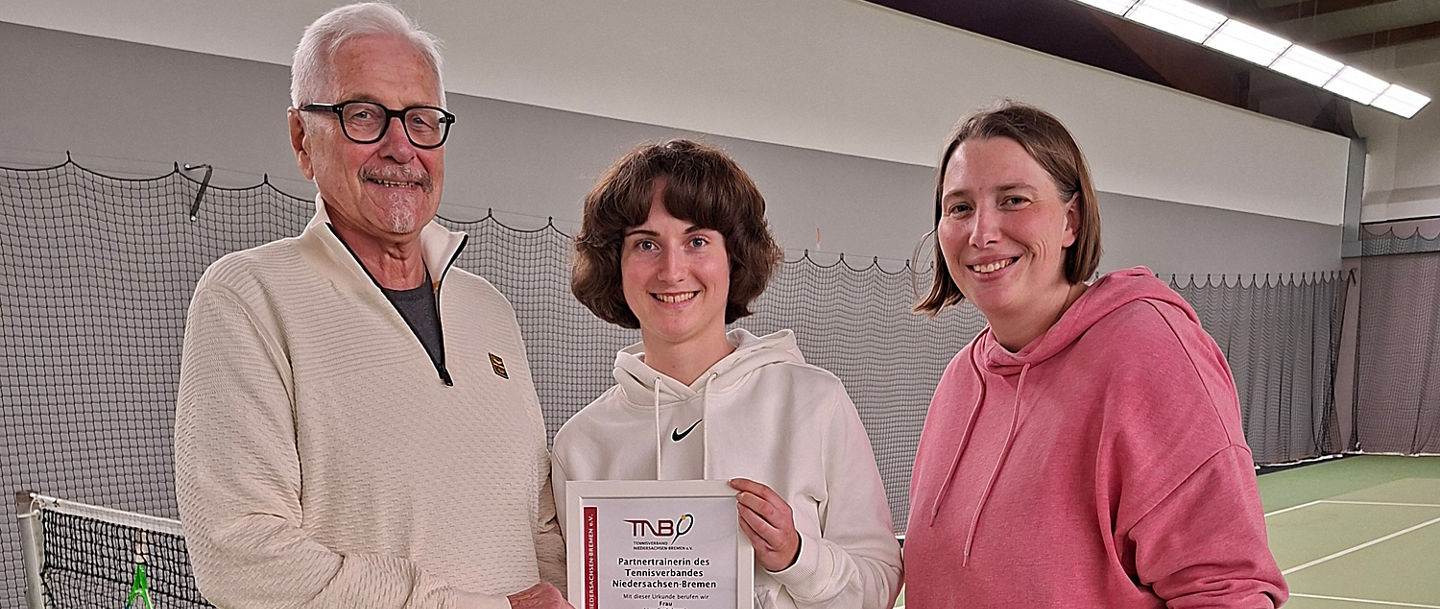 Uwe Welz, Vorsitzender der Tennisregion Osnabrück, Mitte: Lisa Endebrock, Partnertrainerin der Region, rechts: Maren Neudeck, Jugendwartin der Region