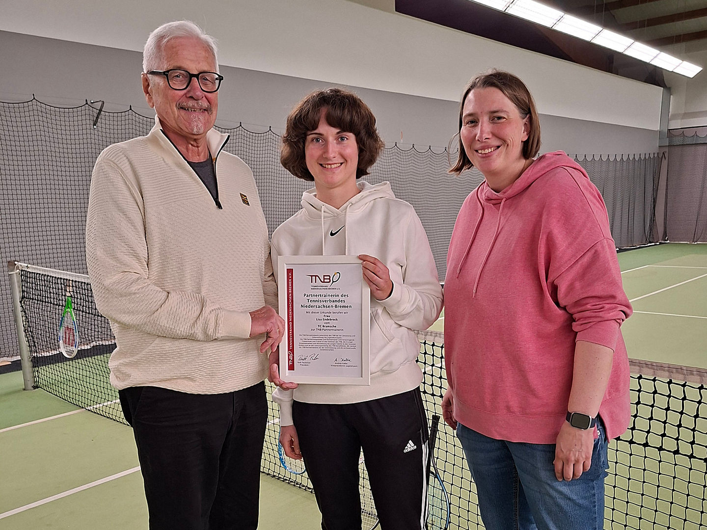 Uwe Welz, Vorsitzender der Tennisregion Osnabrück, Mitte: Lisa Endebrock, Partnertrainerin der Region, rechts: Maren Neudeck, Jugendwartin der Region
