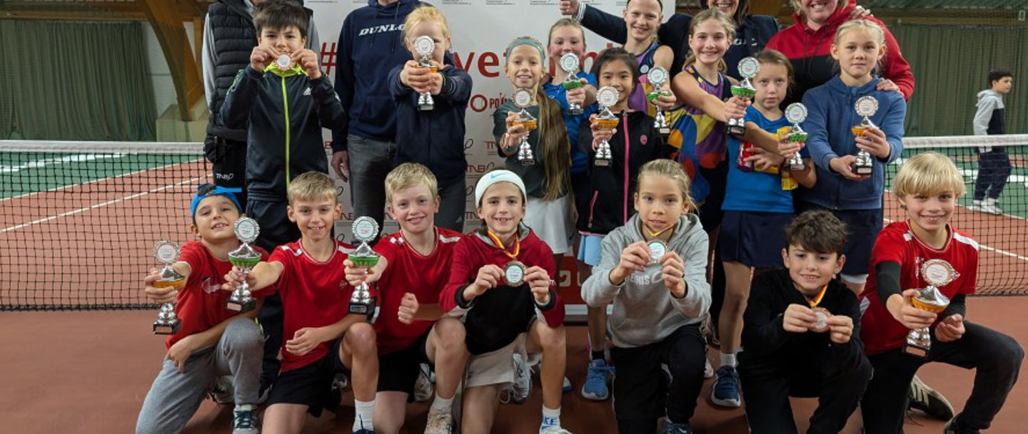 Stolze Siegerinnen und Sieger: Das TNB Team räumt sämtliche Platzierungen ab.