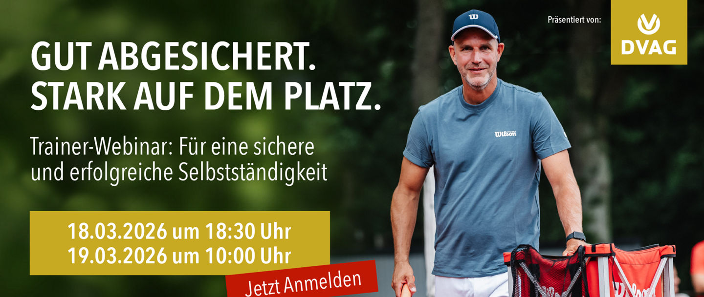 Banner zur Ankündigung des Trainer-Webinars mit dem Schriftzug: Gut abgesichert. Stark auf dem Platz. Trainer-Webinar: Für eine sichere und erfolgreiche Selbstständigkeit - 18.03.2026 um 18:30 Uhr, 19.03.2026 um 10 Uhr; daneben ein Trainer auf dem Platz