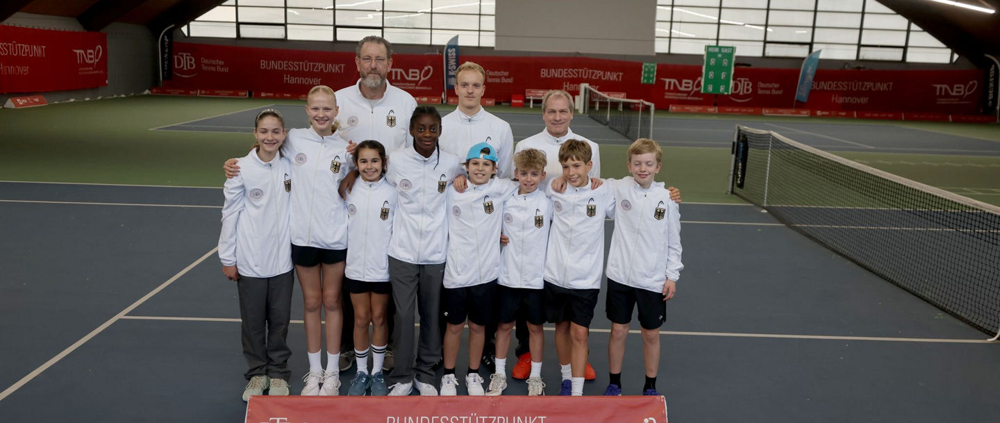 Liana Martel (3. v.l.) mit dem DTB-Team beim Länderkampf gegen Kanada