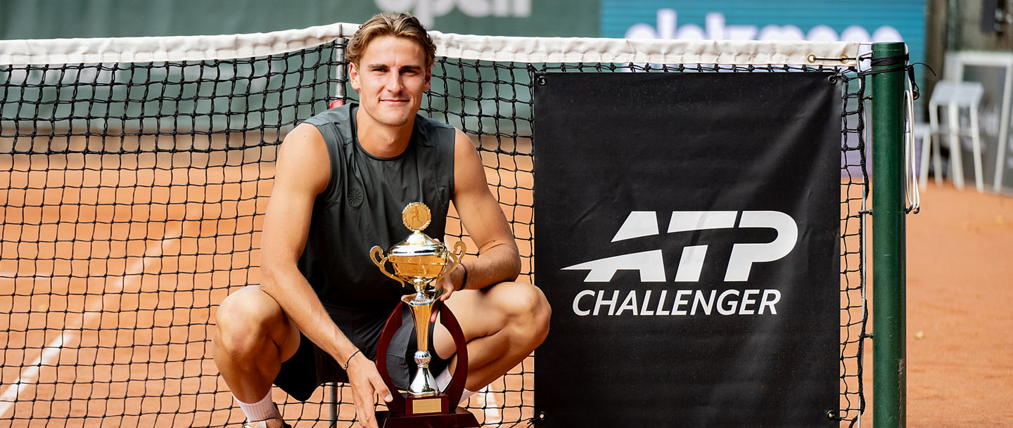 Tom Gentzsch mit Siegerpokal der Platzmann Open