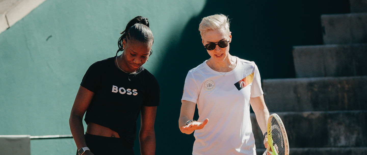 Billie Jean King Cup Co-Trainerin Jasmin Wöhr gibt Noma Noha Akugue Tipps