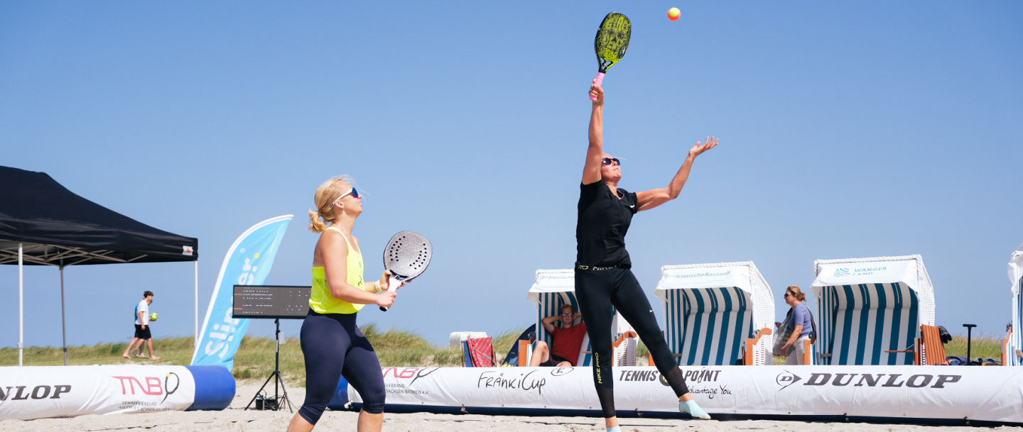 Beach Tennis im Sand