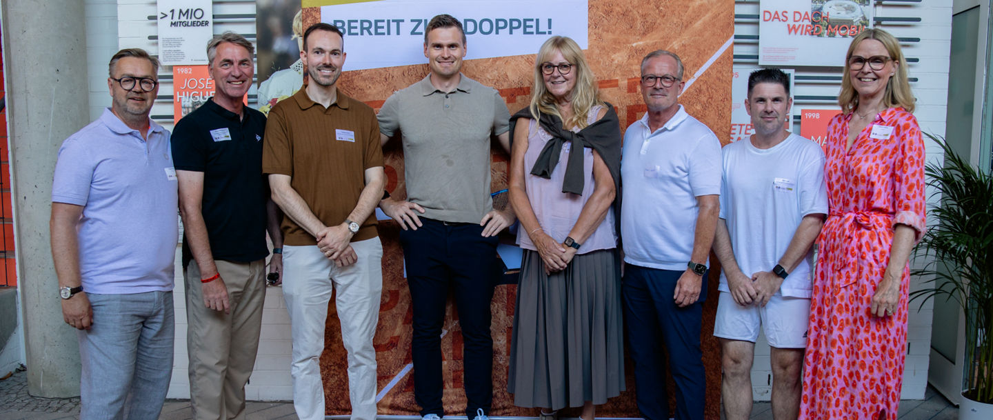 v.l. Mathias Schulz (DVAG), Thomas Chiandone (Geschäftsführer TVSH), Branko Weber (Vorstand HTV), Hannes Ocik, Sigrid Rinow (Präsidentin HTV), Frank Intert (Präsident TVSH), Björn Kroll (Vorstand HTV), Sabine Jaburg (DVAG)