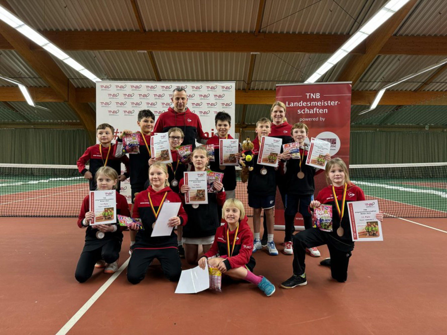 hinten v.l. Kian Sadegh pour Saleh, Hugo Fitzpatrick, Noah Trinkaus, Regionstrainer André Kornhaß, Janosch Taghi-Khani, Klaas Hennigs, Regionstrainerin Maike Hambrock, Mika Leudolph, vorne v.l.: Insa Söhnholz, Bente Matthee, Clara Fingerhut, Ida Gramm, Mia Hambrock