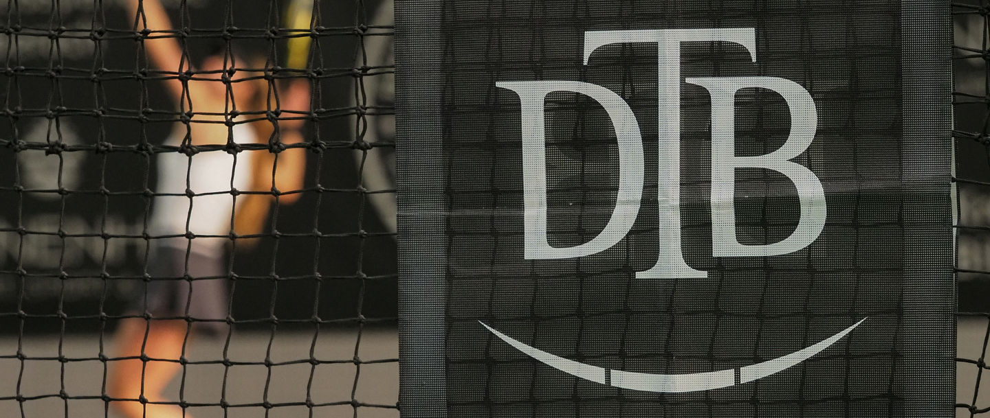 DTB-Branding im Tennisnetz bei den Deutschen Meisterschaften 2021. Im Hintergrund schlägt Alexandra Vecic auf. Fotograf Jürgen Pichler