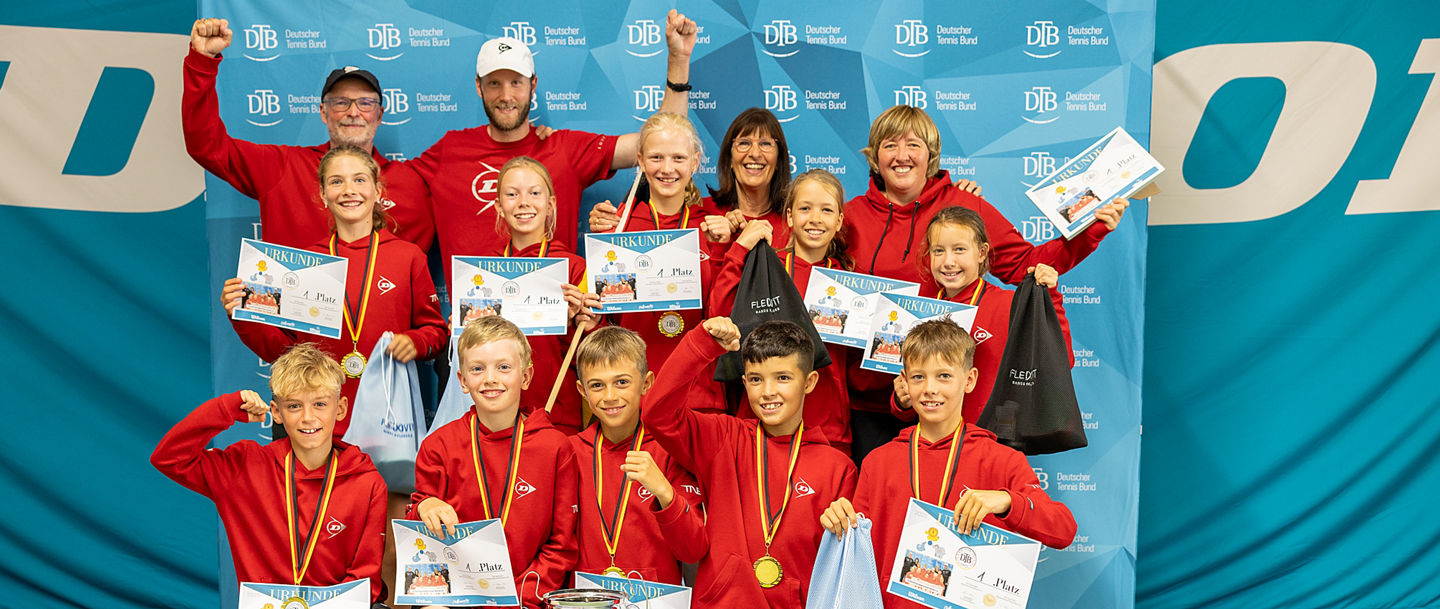 Kinder jubeln mit Pokal