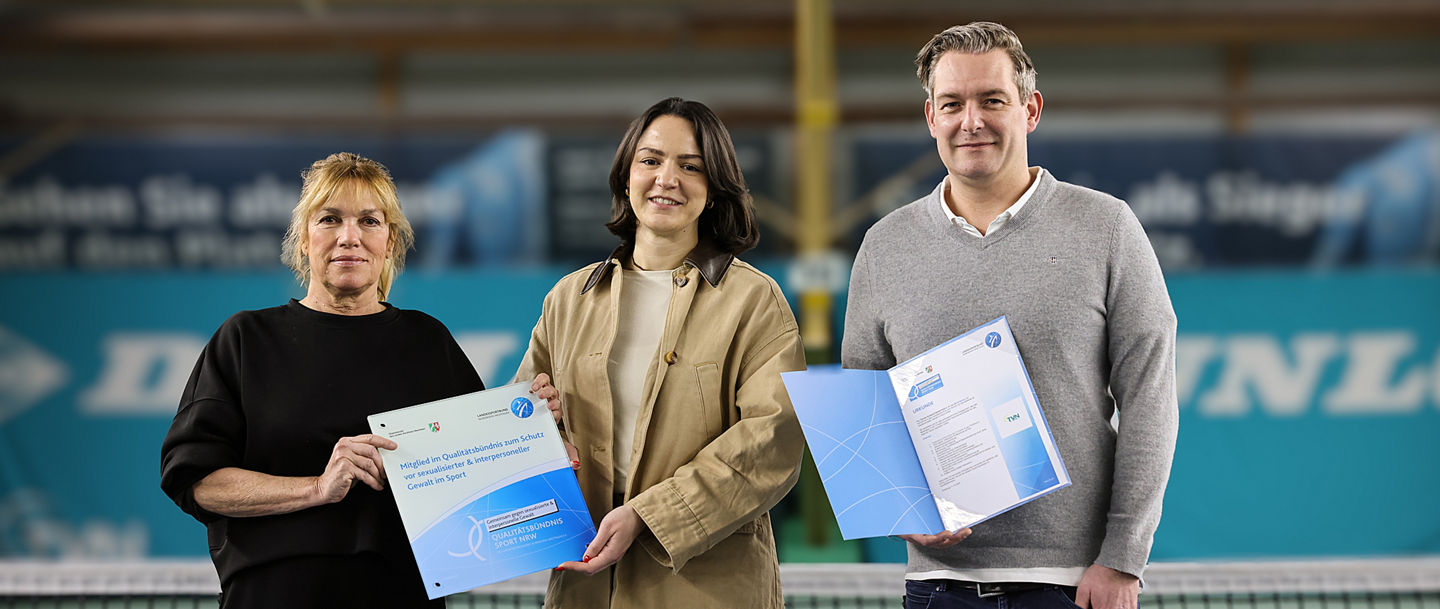 Sabine Schmitz (Präsidentin TVN), Tina Dragutinovic-Moos (Referentin für die Prävention von sexualisierter und interpersoneller Gewalt im Sport der IG Tennis) & TVN-Geschäftsführer Bastian Grieger präsentieren Plakette & Urkunde des Qualitätsbündnis NRW.