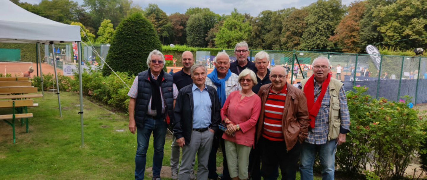 Erinnerungsfoto der Ex-Bezirksvorstandsmitglieder (von links): Elfrieda Kayser eingerahmt von Horst Bockemüller (von links), Volker Jäcke, Ulrich Liebig , Günther Schultz, Freddy Pedersen, Horst Skapczyk, Oliver Engst und Werner Kison