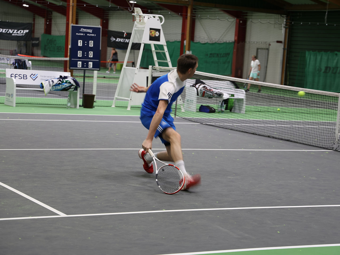 Spieler bei den Saarlandmeisterschaften 2025 bei der Vorhand am Netz