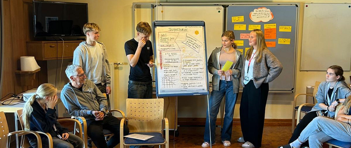 Auch Theoriethemen wie Projektmanagement, Kommunikation und Präsentationstechniken sind Teil der Juniormanagerausbidlung.