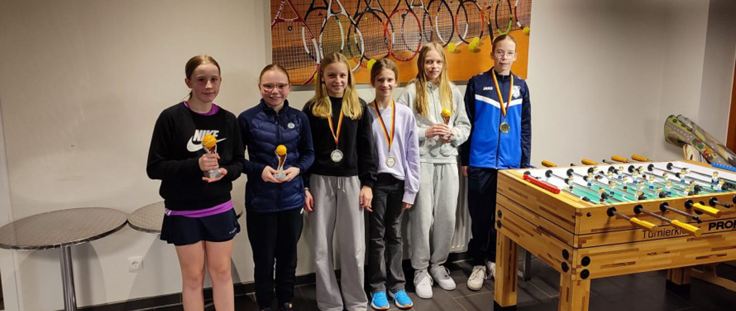 U14 w Haupt- und Nebenrunde Siegerin links Marlene, 2. Selma, die 3. Alexa und Ella Dann: Ida als Siegerin der Nebenrunde und Lotte