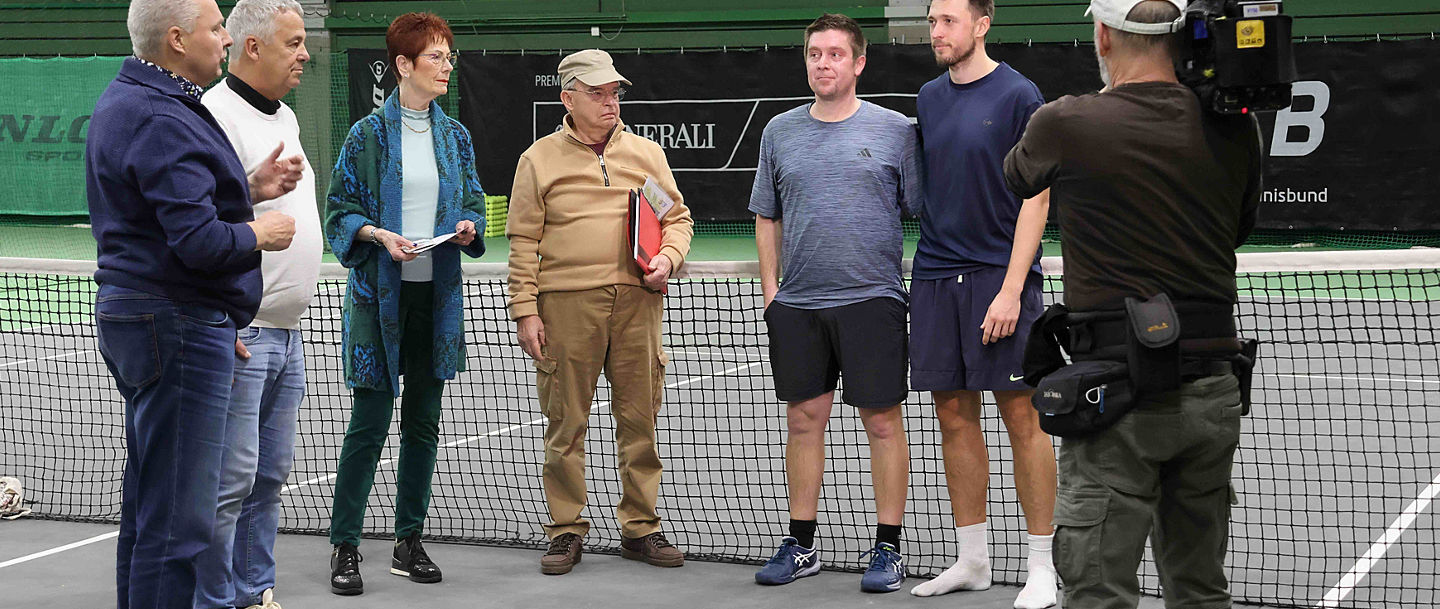 Herren 30, sowie Turnierleitung und Kamerateam bei der Siegerehrung der Herren 30 auf dem Tennisplatz