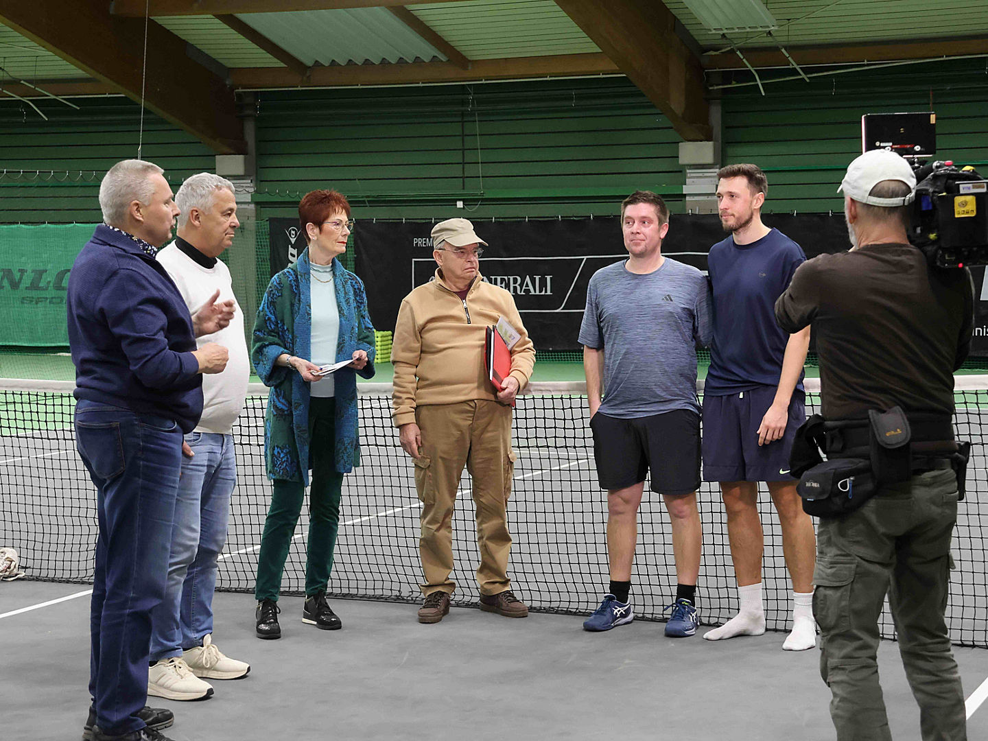 Herren 30, sowie Turnierleitung und Kamerateam bei der Siegerehrung der Herren 30 auf dem Tennisplatz