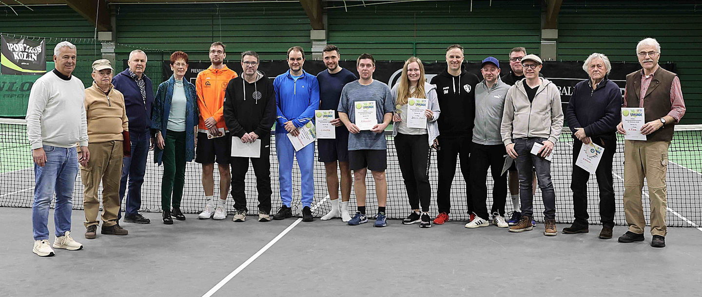 Gewinner:innen und Organisator:innen der Senioren-Saarlandmeisterschaften 2026 auf dem Hallenplatz nebeneinander aufgestellt
