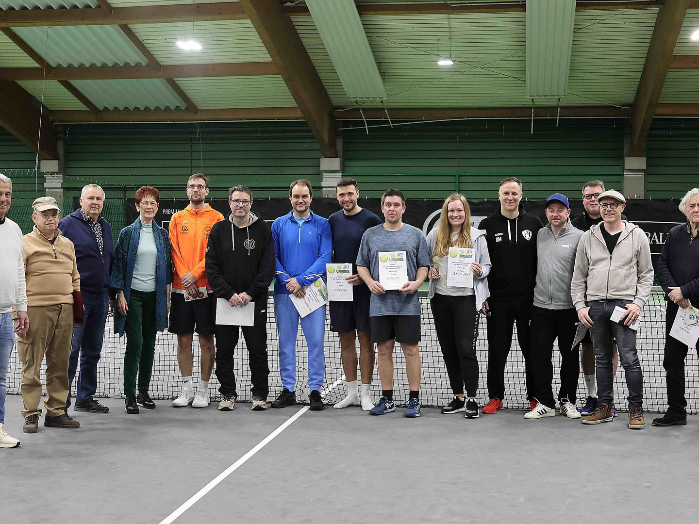 Gewinner:innen und Organisator:innen der Senioren-Saarlandmeisterschaften 2026 auf dem Hallenplatz nebeneinander aufgestellt