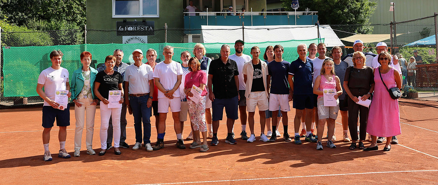 Sieger:innen der Saarlandmeisterschaften der Senioren beim TC Riegelsberg auf dem Tennisplatz