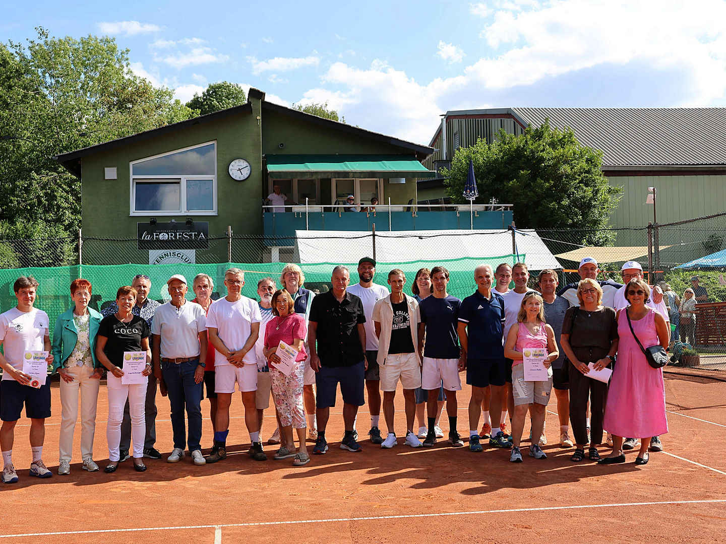 Sieger:innen der Saarlandmeisterschaften der Senioren beim TC Riegelsberg auf dem Tennisplatz