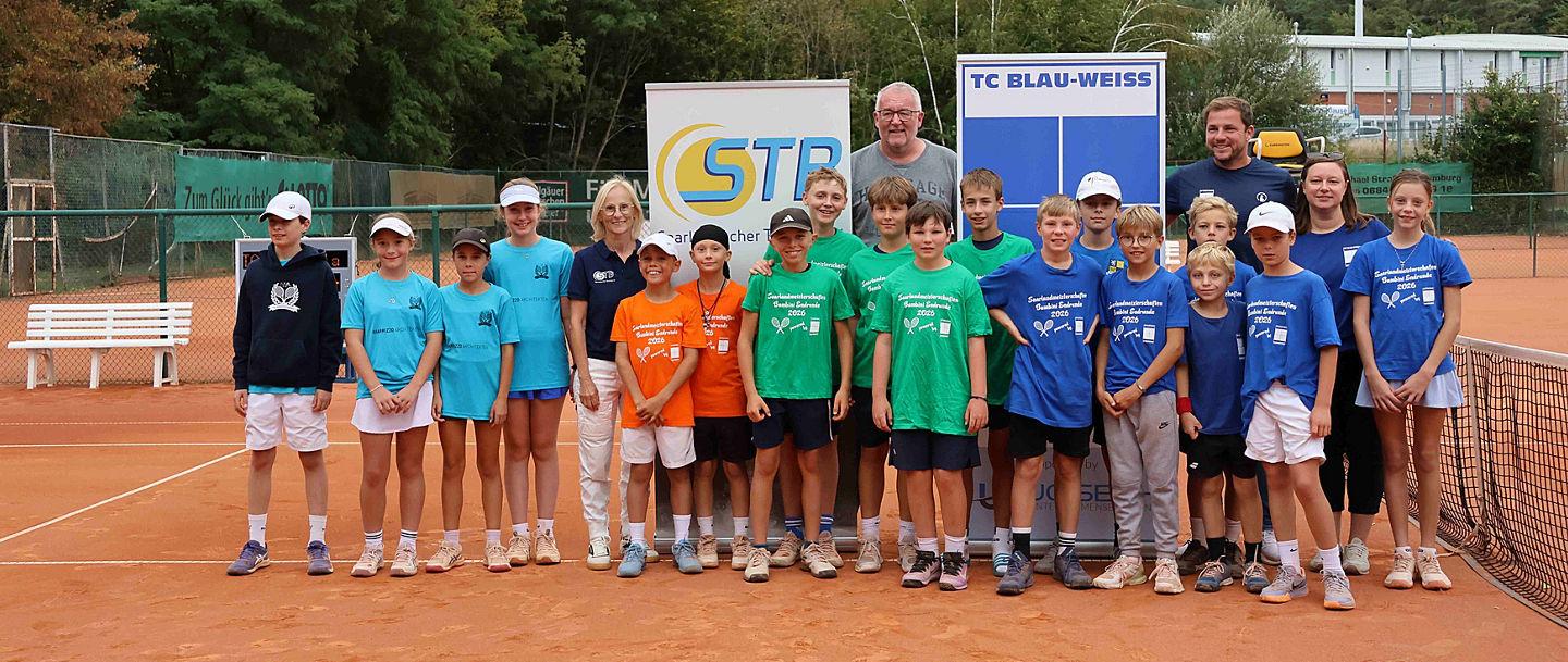 Alle 4 teilnehmenden Mannschaften in unterschiedlich farbigen, einheitlichen Shirts auf dem Tennisplatz zum Gruppenfoto aufgestellt
