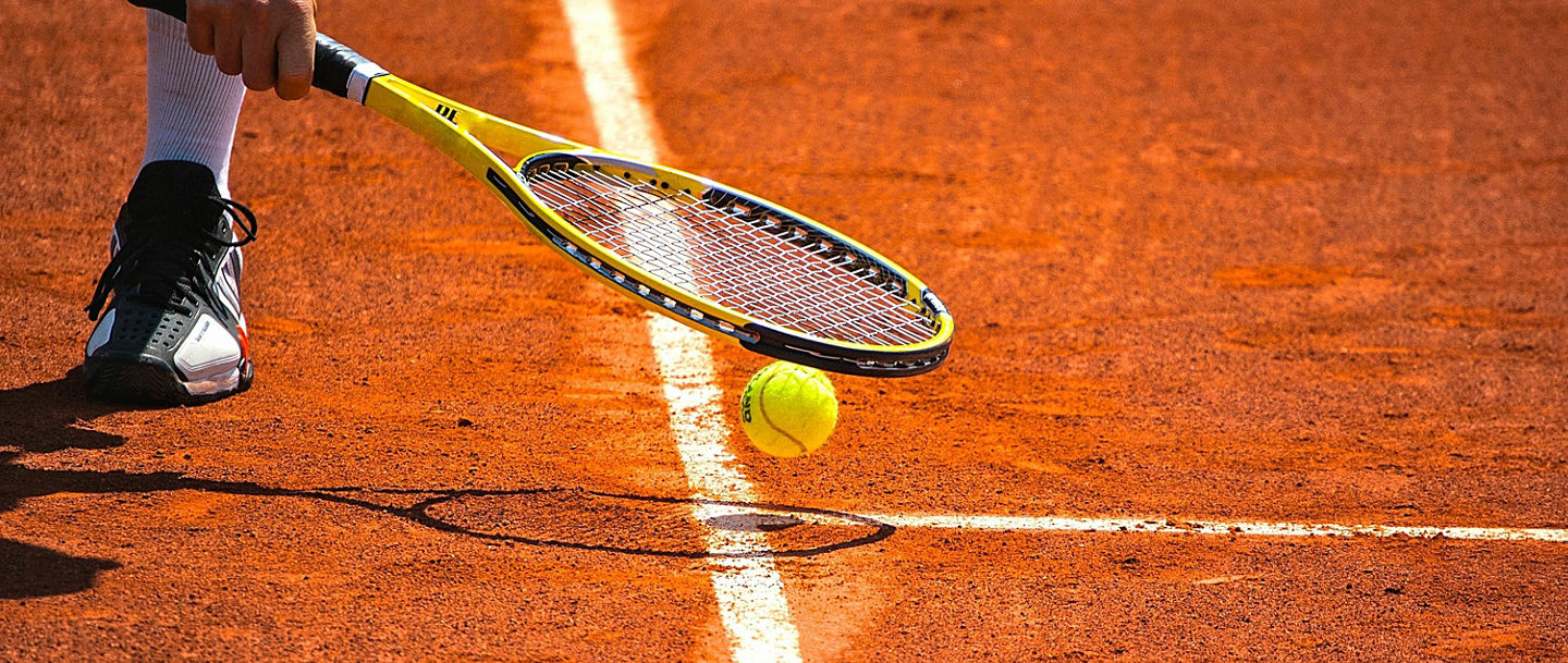 Mann_schlägt_Ball_mit_Schläger_auf_den_Boden