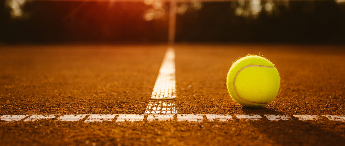 Tennisball auf Tennisplatz