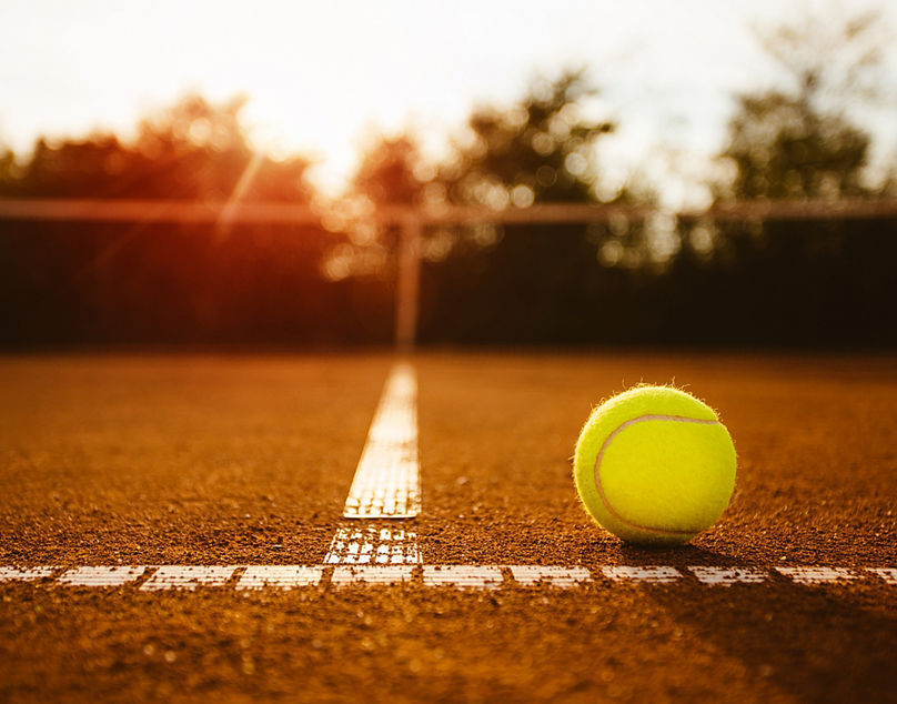 Tennisball auf Tennisplatz