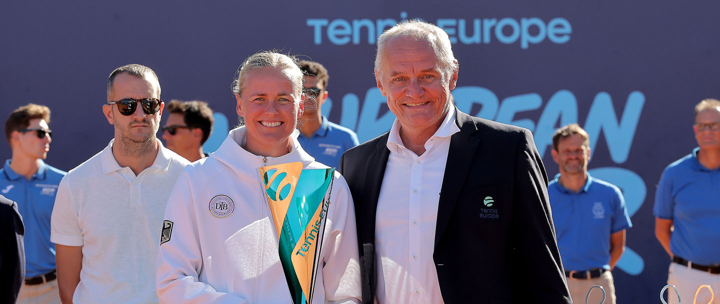 Sporting Club Parma 26/09/2026Tennis Europe2026 European Junior Championships 16 & UnderCerimonia di premiazione finali singolareAnna Lena Herzgerodt premiata da Henrik PedersenFoto Giampiero Sposito