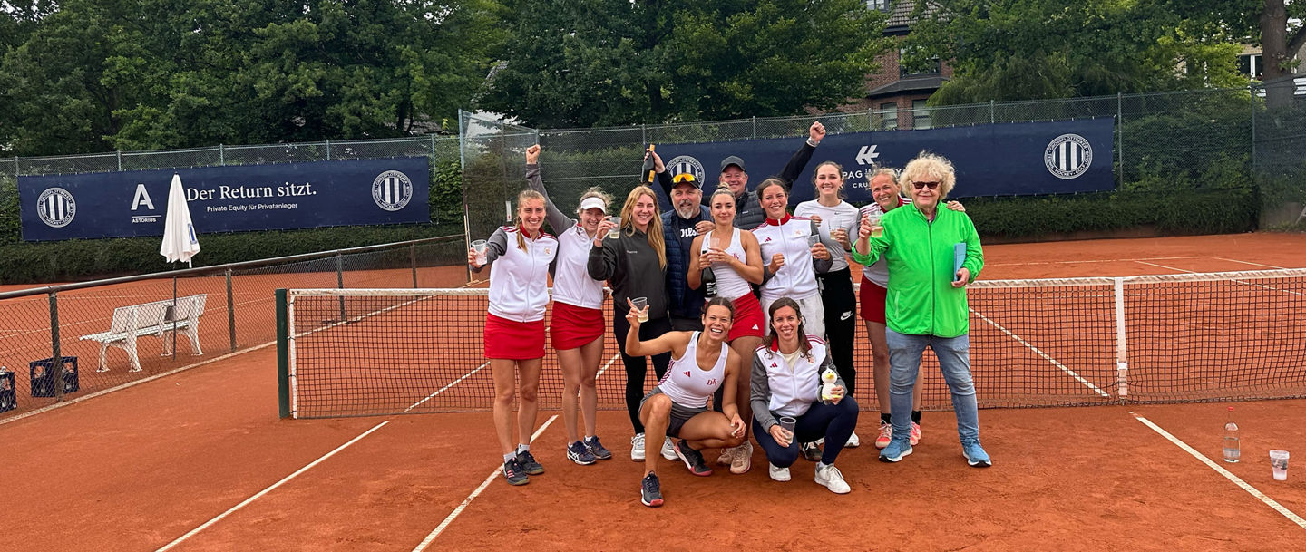 Das Damen-Team vom DTV Hannover feiert seinen Aufstieg