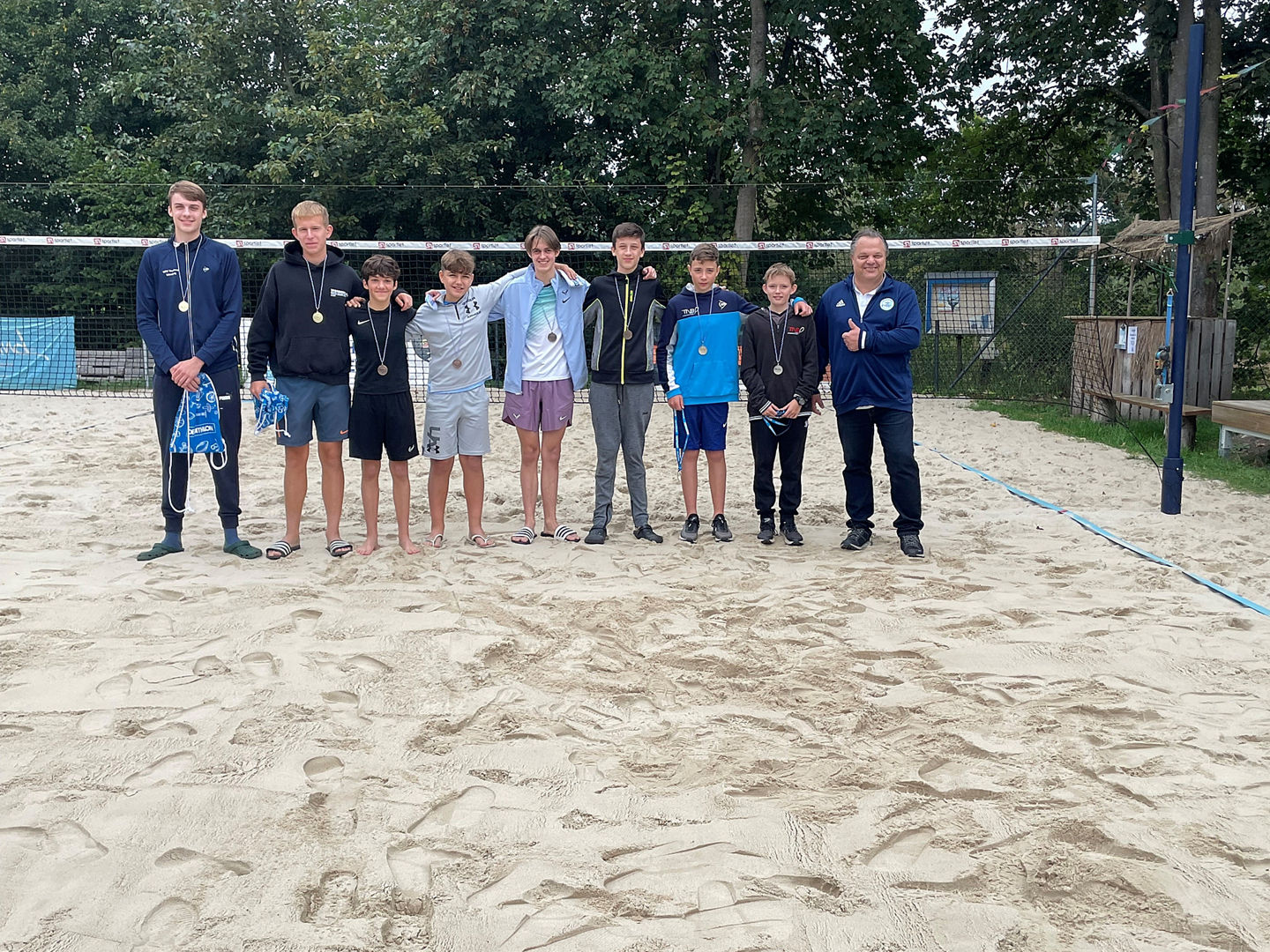 Sieger und Teilnehmer des U18 Beach Tennis Turnieres in Celle