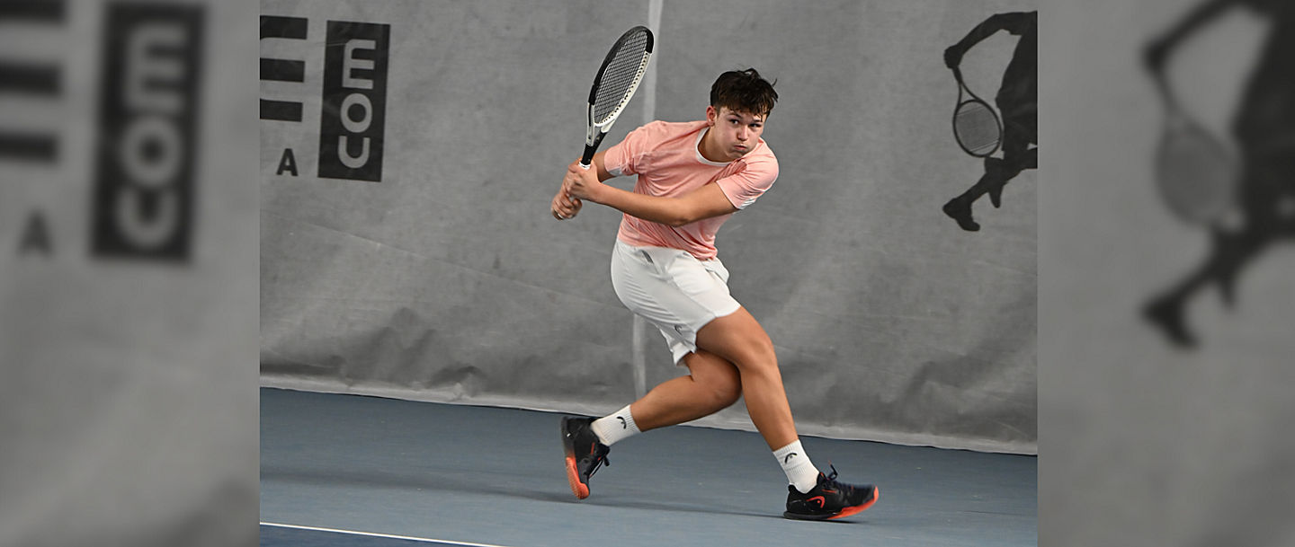 Philipp Steyn mit Schläger in der Hand beim Tennisspiel auf einem Hallenplatz
