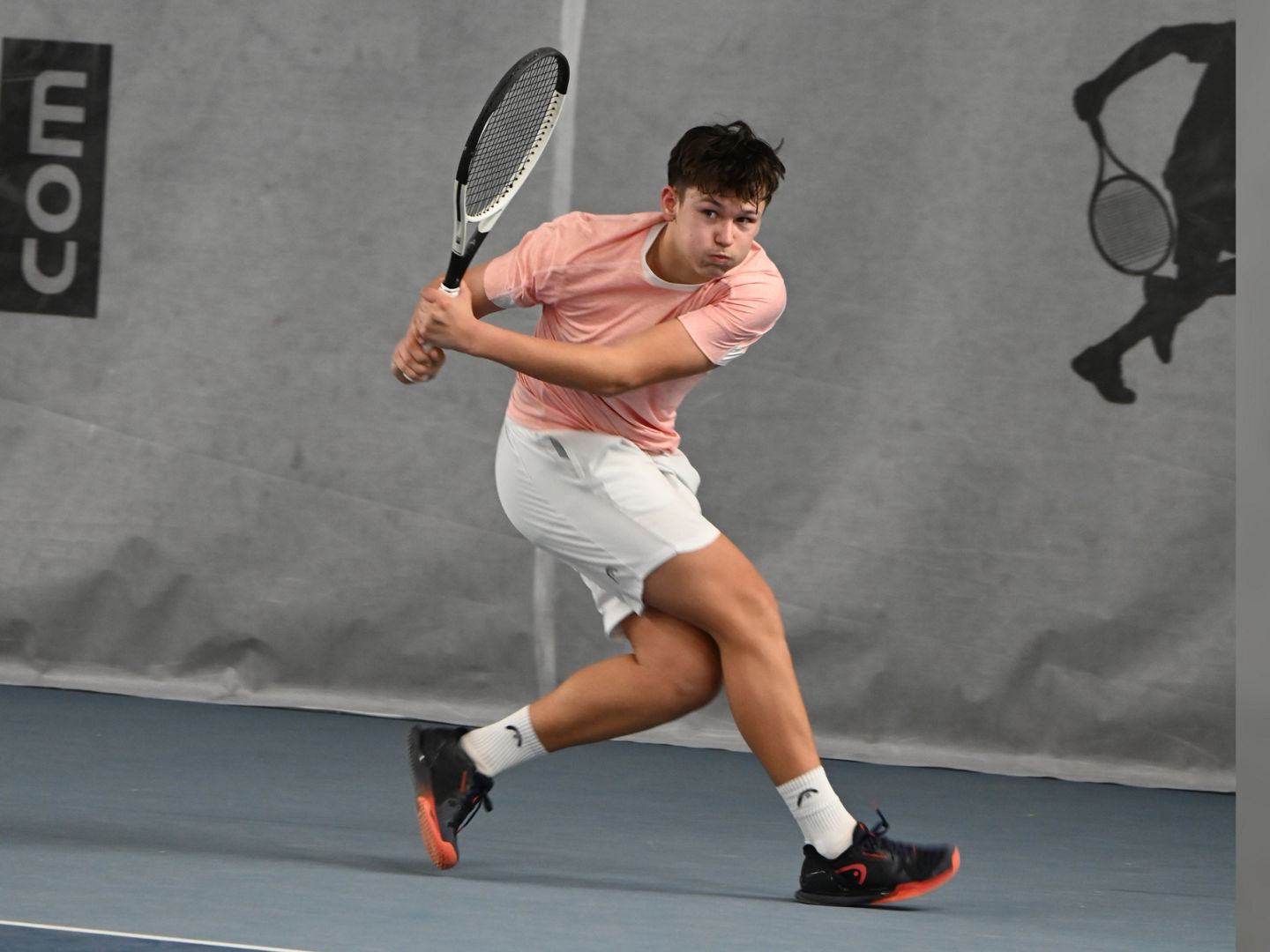 Philipp Steyn mit Schläger in der Hand beim Tennisspiel auf einem Hallenplatz