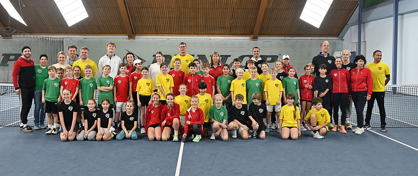 Die Kinder der vier Teams aus den Bezirken beim Gruppenfoto auf dem Platz