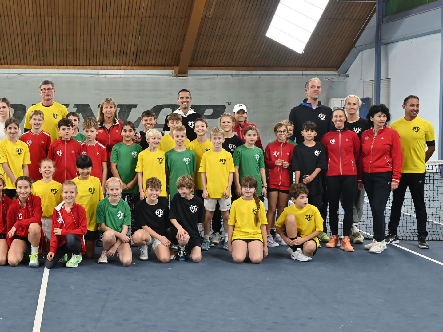 Die Kinder der vier Teams aus den Bezirken beim Gruppenfoto auf dem Platz