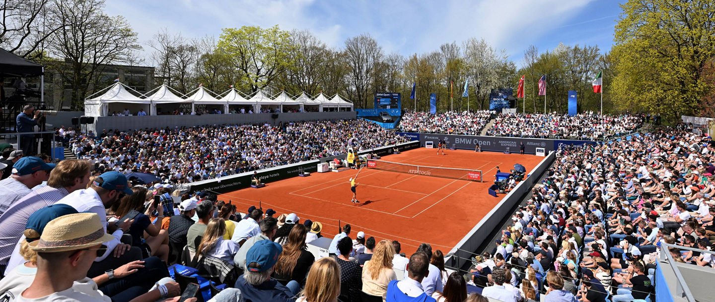Blick auf einen vollen Center Court bei den BMW Open 2023.
